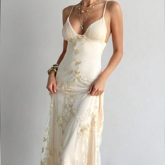 Dresses & Skirts - Brand New Women’s Elegant Cream Floral Embroidered Sleeveless Midi Dress